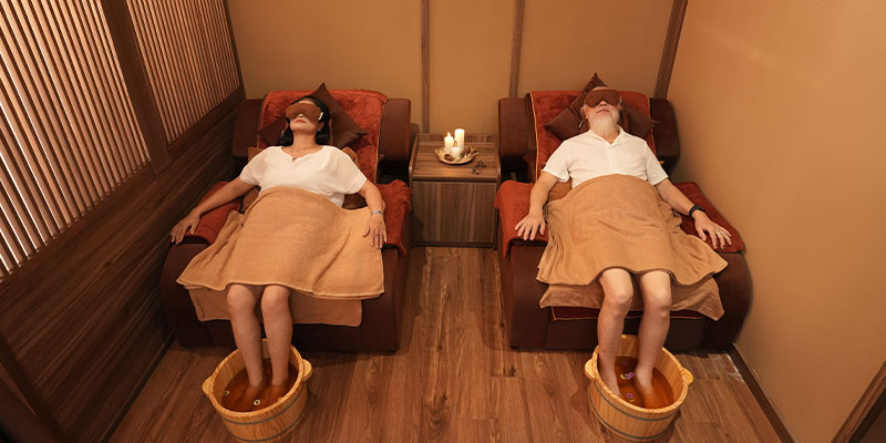 Two people relaxing at the spa, soak your feet with water herbs in treatment rooms quiet and cozy.