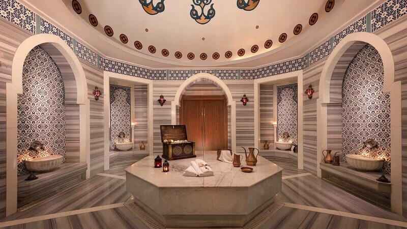 Phòng tắm hammam truyền thống với thiết kế sang trọng, gạch mosaic và ánh sáng ấm áp.