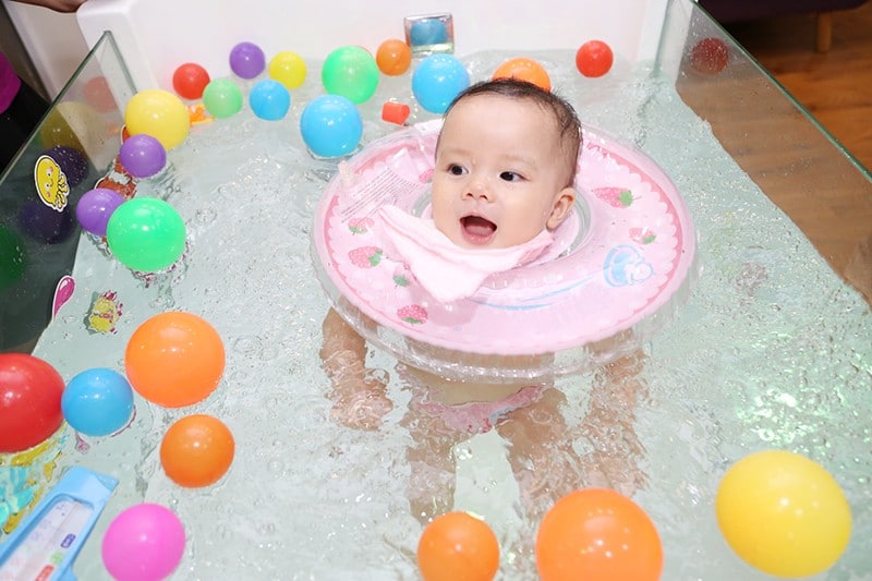 Fun baby play in the bath can float neck and plastic ball multiple colors.