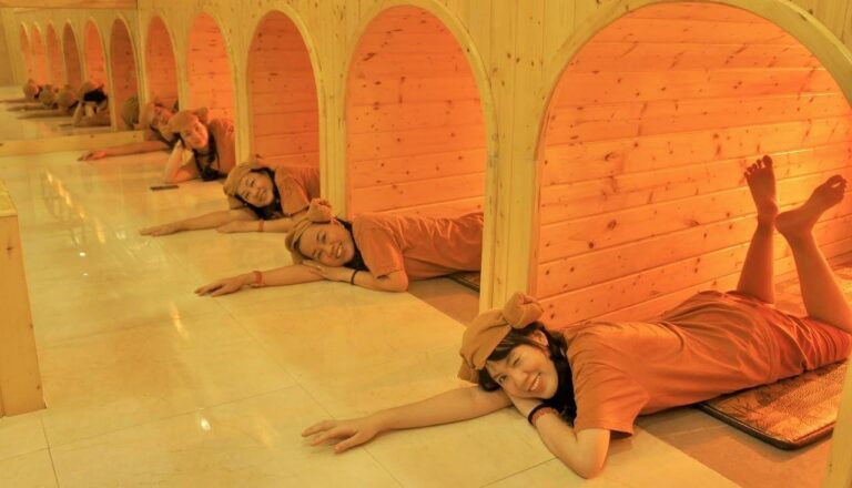 Nhóm bạn thư giãn trong phòng xông hơi gỗ truyền thống tại spa Hàn Quốc.