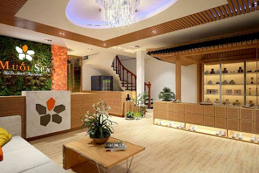 Không gian thư giãn tại Muối Spa với nội thất gỗ sang trọng và ánh sáng dịu nhẹ.