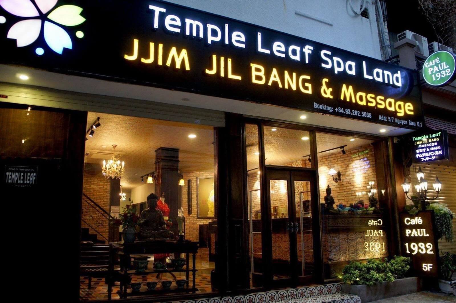 Mặt tiền Temple Leaf Spa Land tại TP.HCM, dịch vụ jjim jil bang và massage. Quán cà phê bên cạnh.