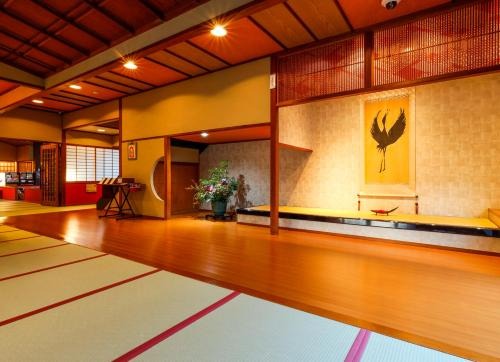 Phòng trà truyền thống Nhật Bản với chiếu tatami và decor treo tường đẹp mắt.