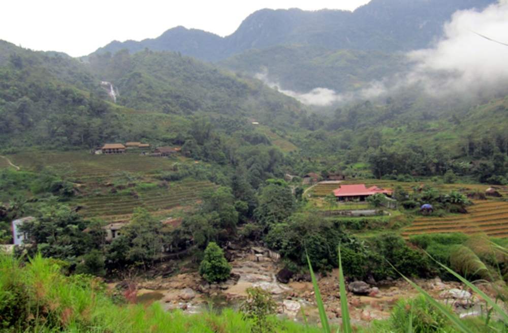 Khung cảnh ruộng bậc thang và núi non mây mù tại Sa Pa, Việt Nam.