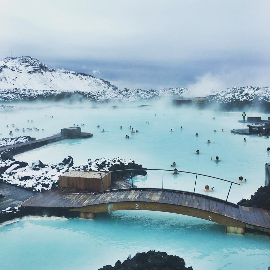 Những người thư giãn trong làn nước xanh tại suối nước nóng Blue Lagoon, Iceland giữa tuyết trắng mùa đông.