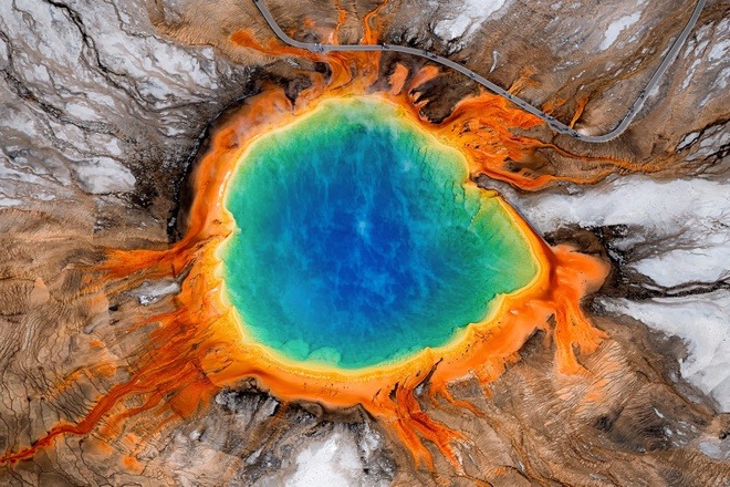 Hồ nước nóng Grand Prismatic với màu sắc rực rỡ từ xanh lam đến cam ở Công viên quốc gia Yellowstone.