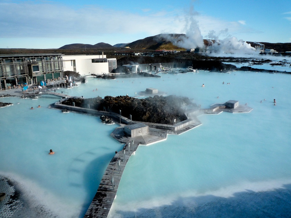 Khu nghỉ dưỡng suối nước nóng Blue Lagoon Iceland với làn nước xanh và khung cảnh núi non bao quanh.